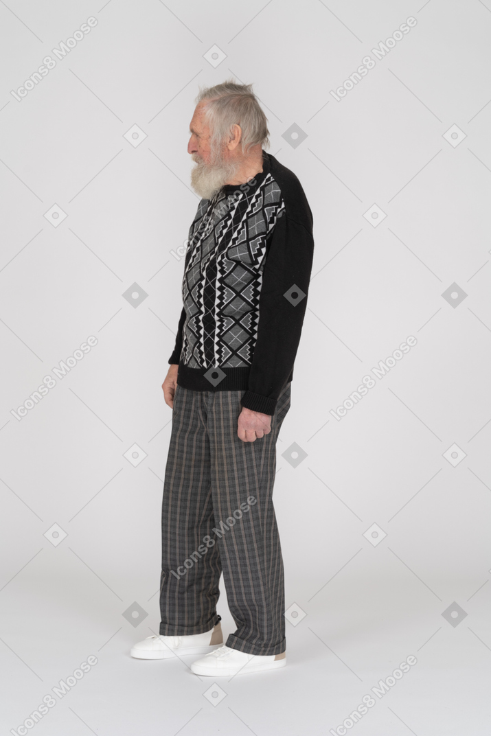 Vista laterale di un uomo anziano in piedi con i pugni chiusi