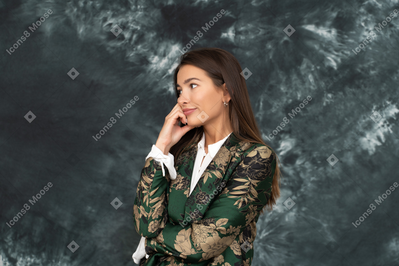 Close-up una mujer de negocios tocando su rostro mira a un lado sonriendo levemente