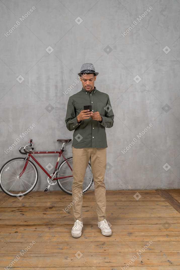 Homem usando smartphone
