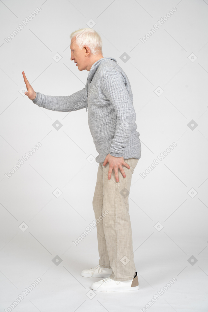 Vista lateral do homem mostrando o gesto de parada
