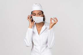 Séduisante femme médecin portant un masque médical