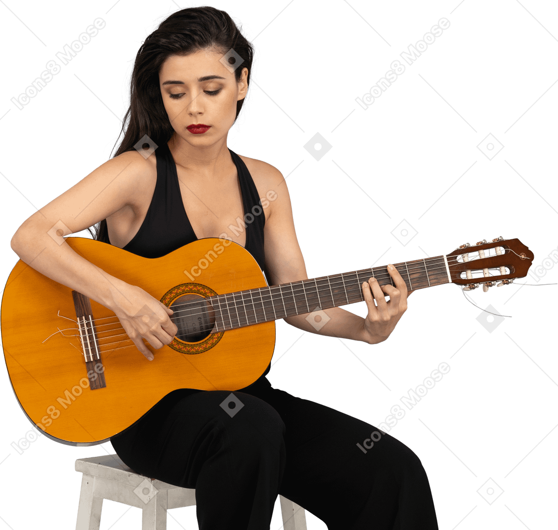 坐在吉他上的黑色西装坐在年轻女士的前视图