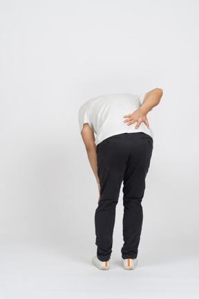 Vista traseira de um homem que sofre de dor nas costas