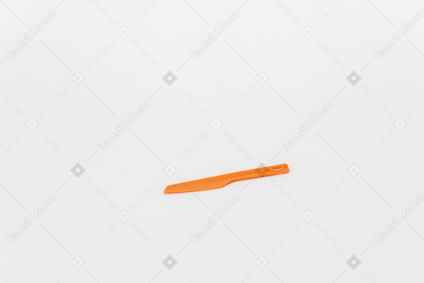 Naranja cuchillo de cocina de plástico sobre un fondo blanco.