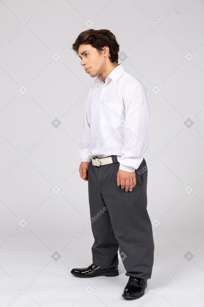 一个穿着商务休闲服的男人望向别处的四分之三视图