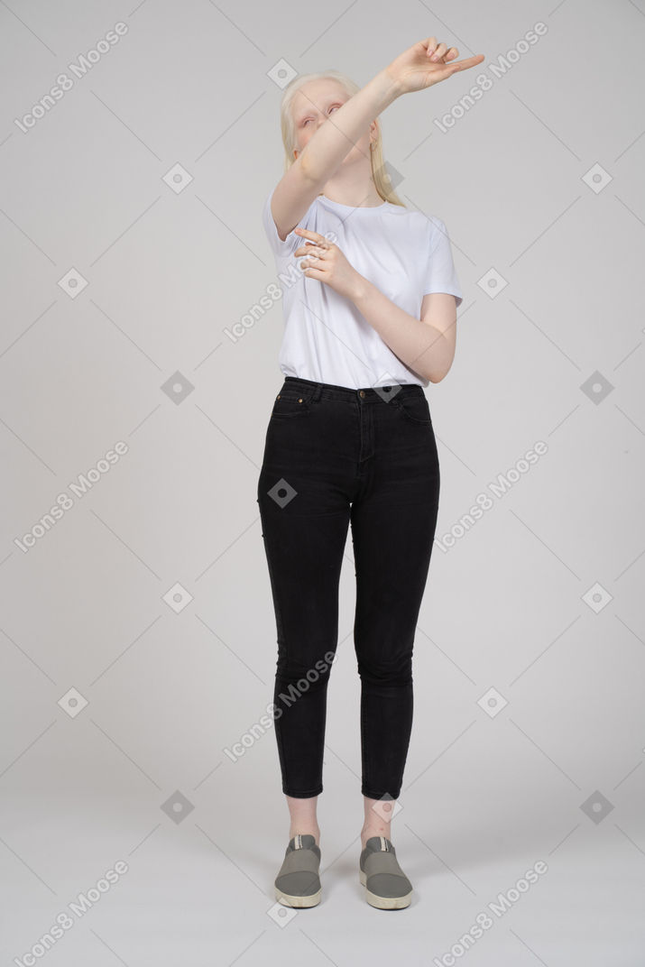 Mujer con ropa informal apuntando hacia arriba