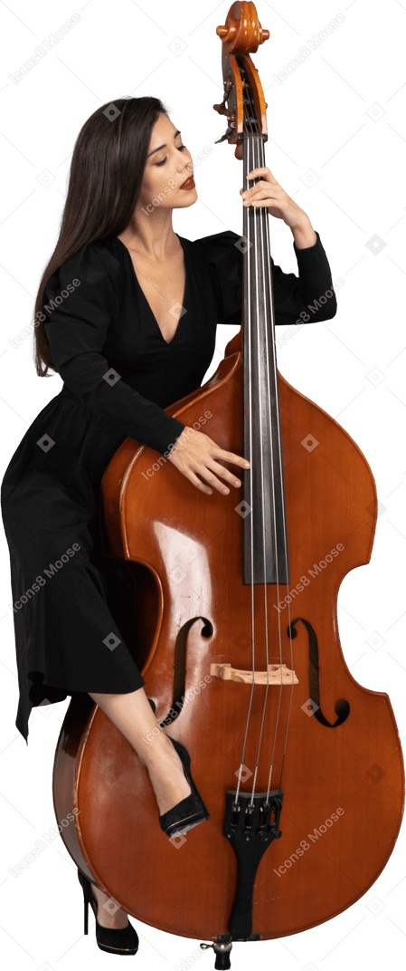 Vista frontale di una giovane donna in abito nero che suona il suo contrabbasso mettendo la gamba su di esso
