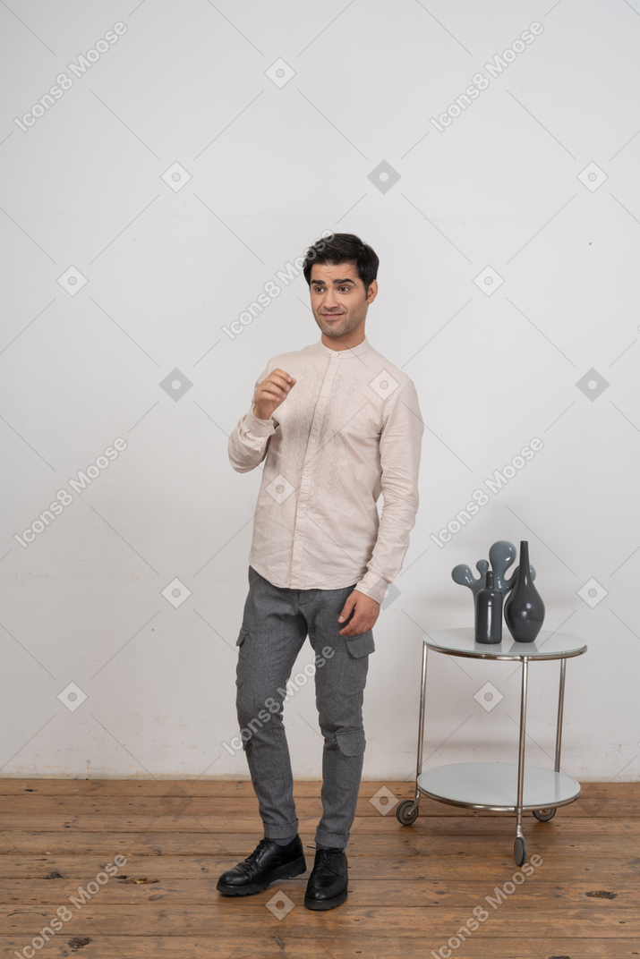 Vue de face d'un homme en vêtements décontractés faisant des gestes