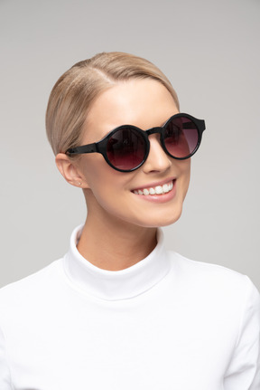 Mujer atractiva con gafas de sol