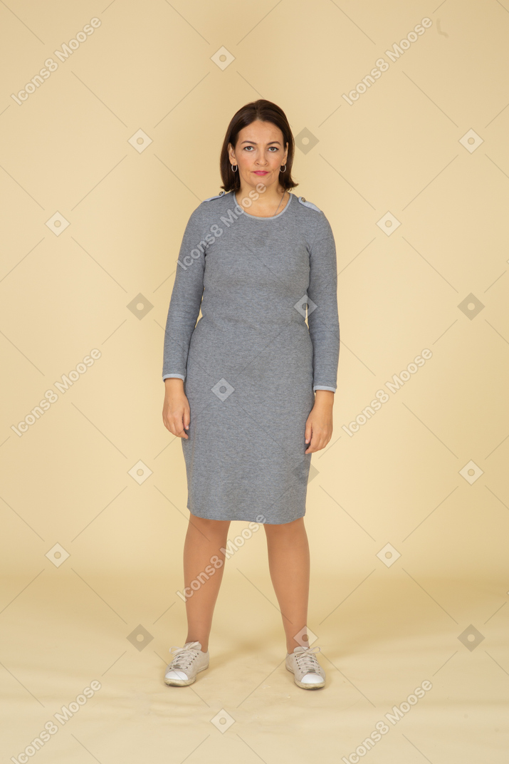Вид спереди женщины в сером платье