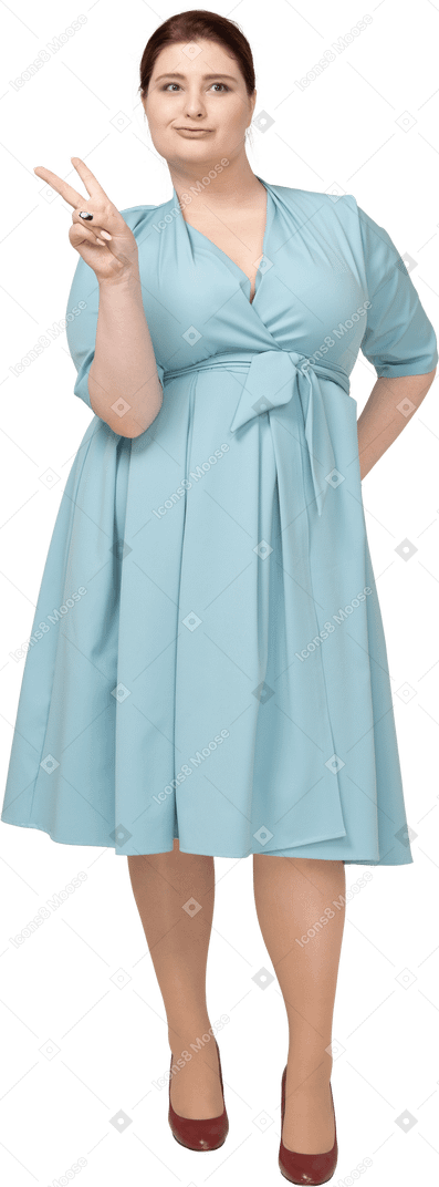 Vista frontal de uma mulher de vestido azul mostrando o gesto em v