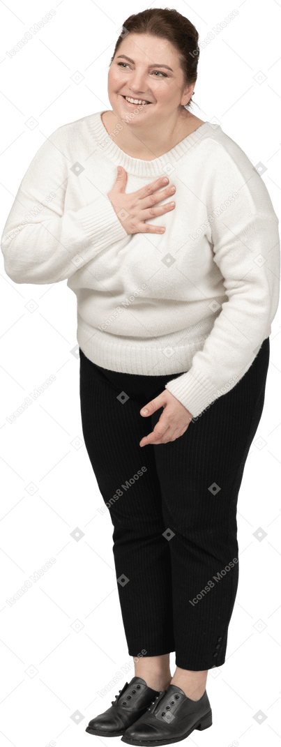 Vista frontal de una feliz mujer regordeta en ropa casual