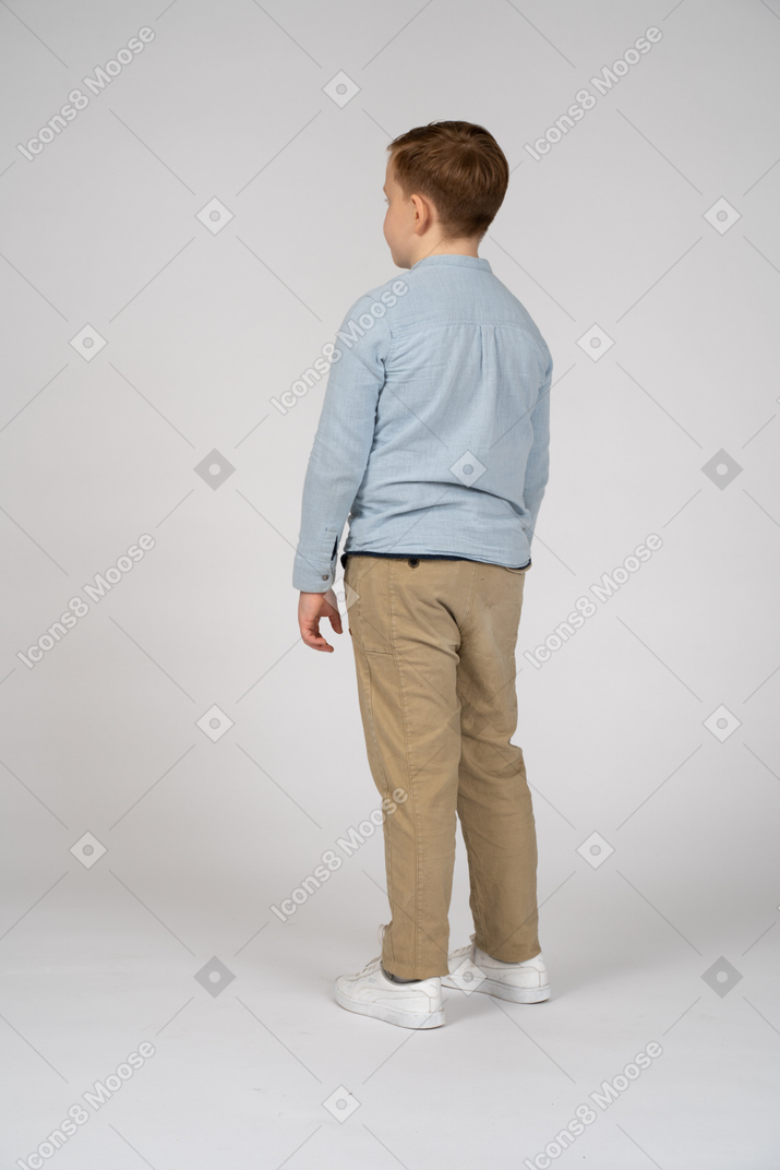 Junge steht mit dem rücken zur kamera
