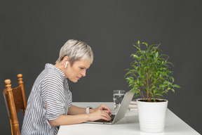 Frau arbeitet mit einem laptop