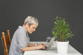 Donna che lavora con un computer portatile