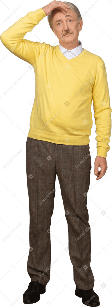一个困惑的老人摸头，穿着一件黄色的套衫的前视图