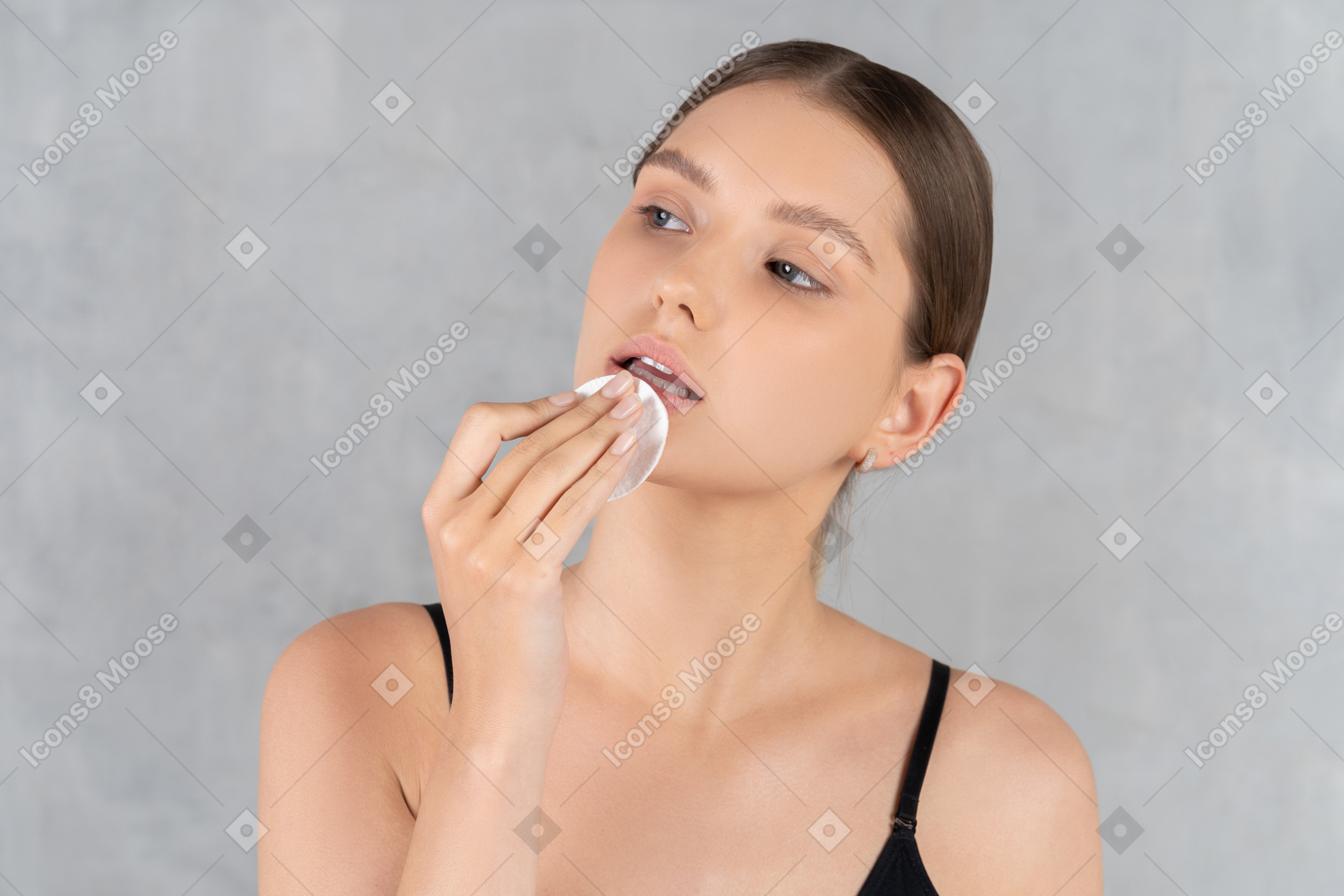 Крупный план молодой женщины, снимающей макияж