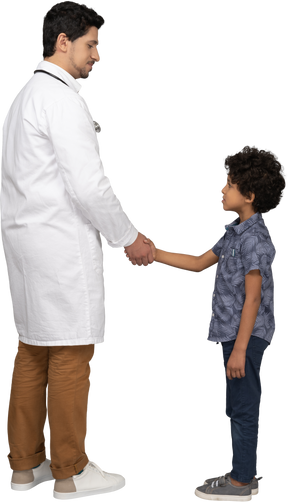 Niño y doctor, dándose la mano