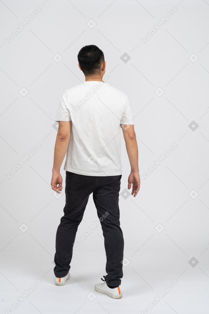見上げるカジュアルな服装の男の背面図