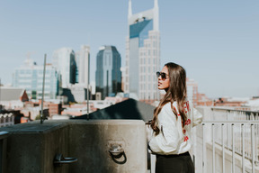 Mujer joven disfruta de vistas a la ciudad