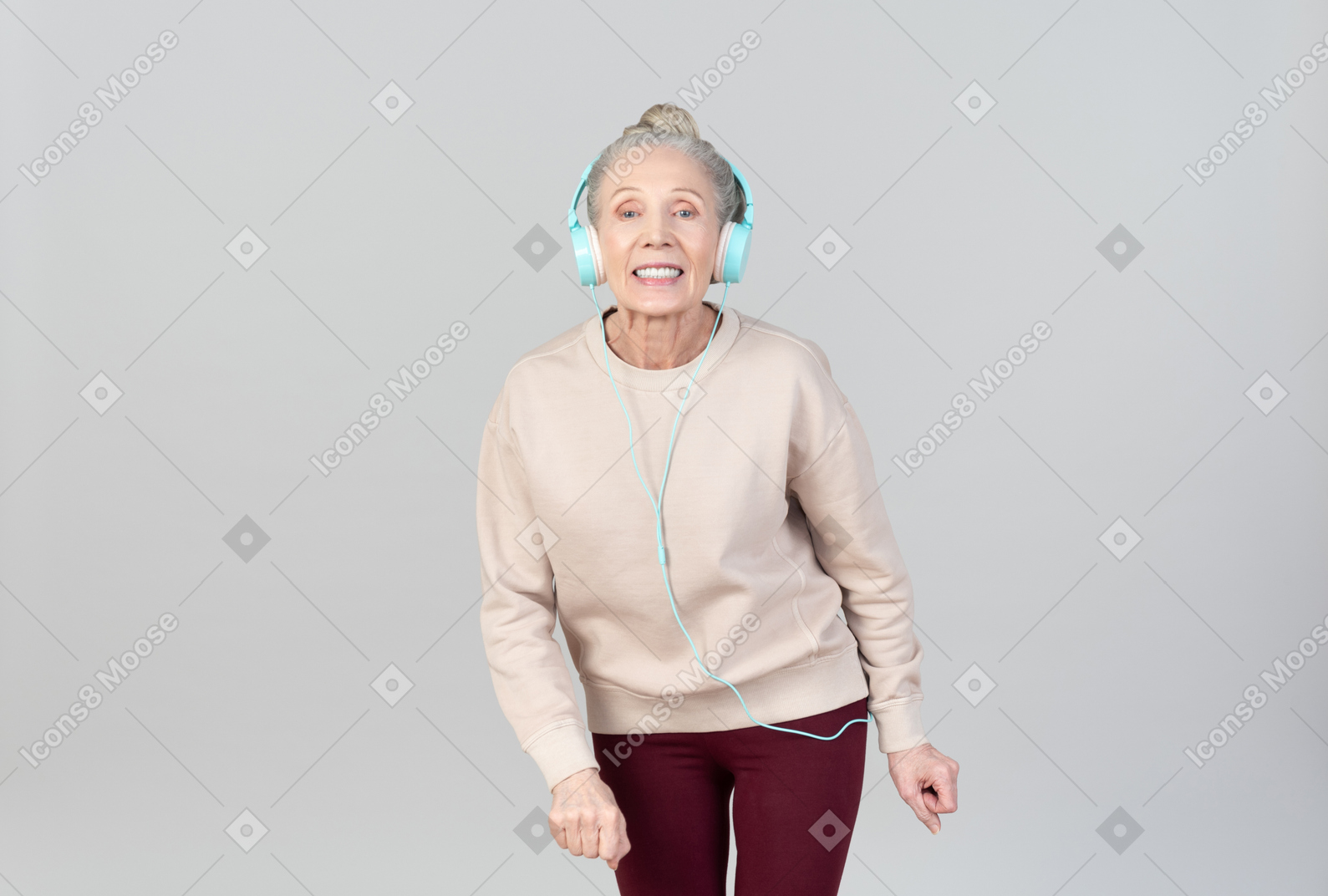 Alte dame beim musikhören über kopfhörer