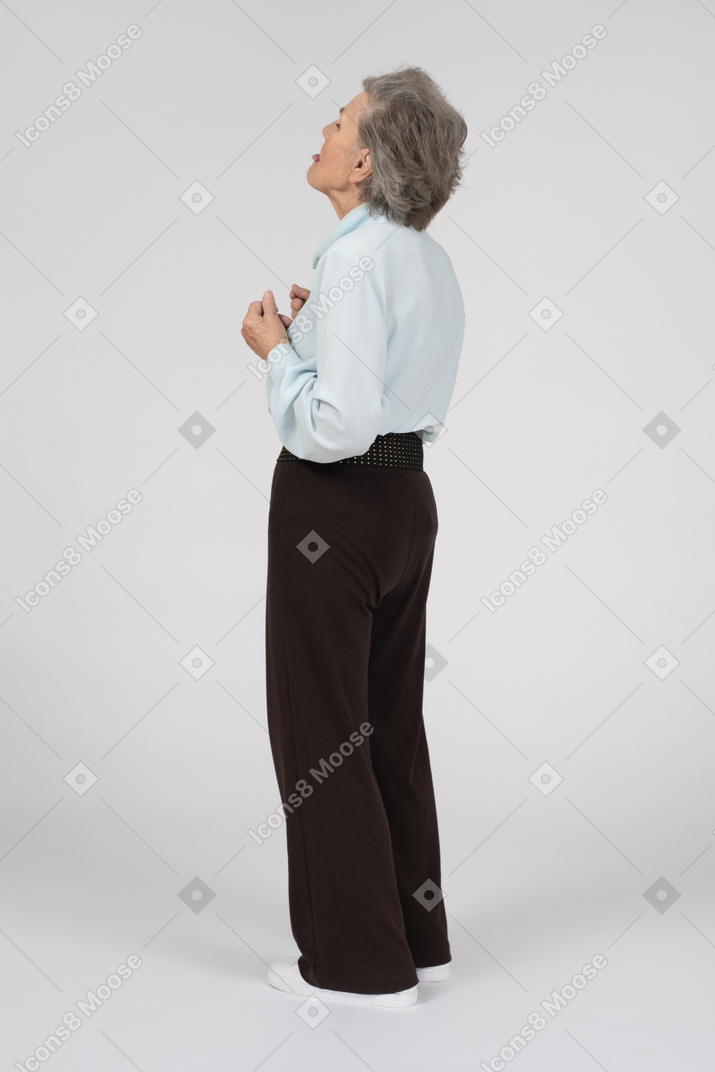 Вид сзади на пожилую женщину с высунутым языком