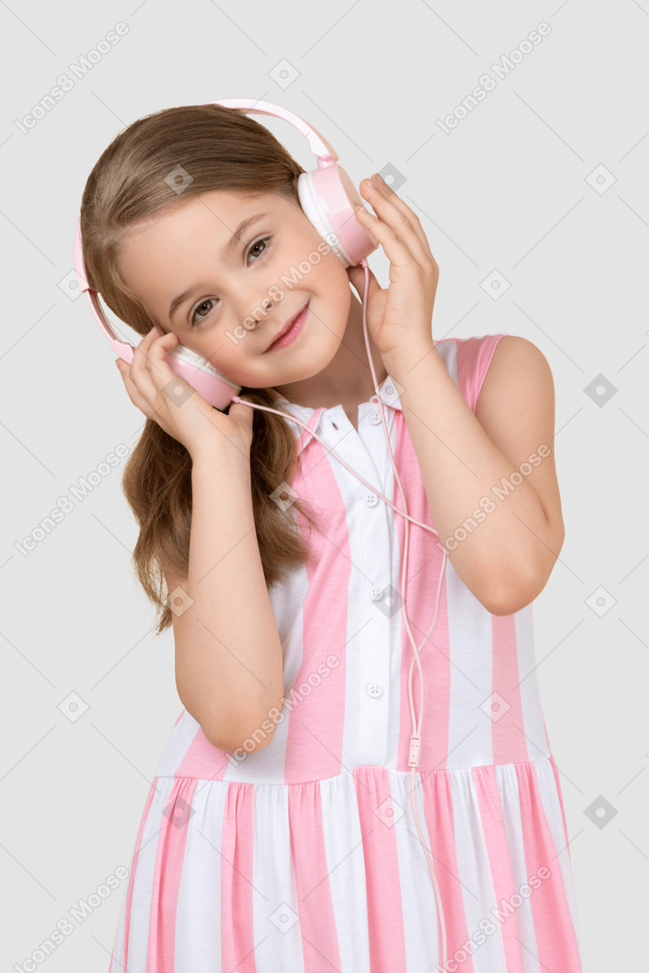 Garota usando fones de ouvido