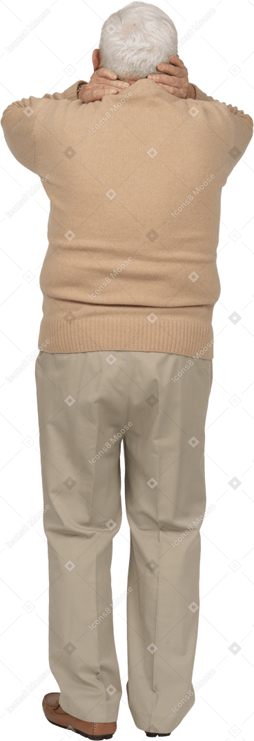 Rückansicht eines alten mannes in freizeitkleidung, der unter nackenschmerzen leidet
