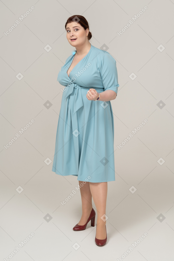 파란 드레스를 입은 여성의 전면 모습