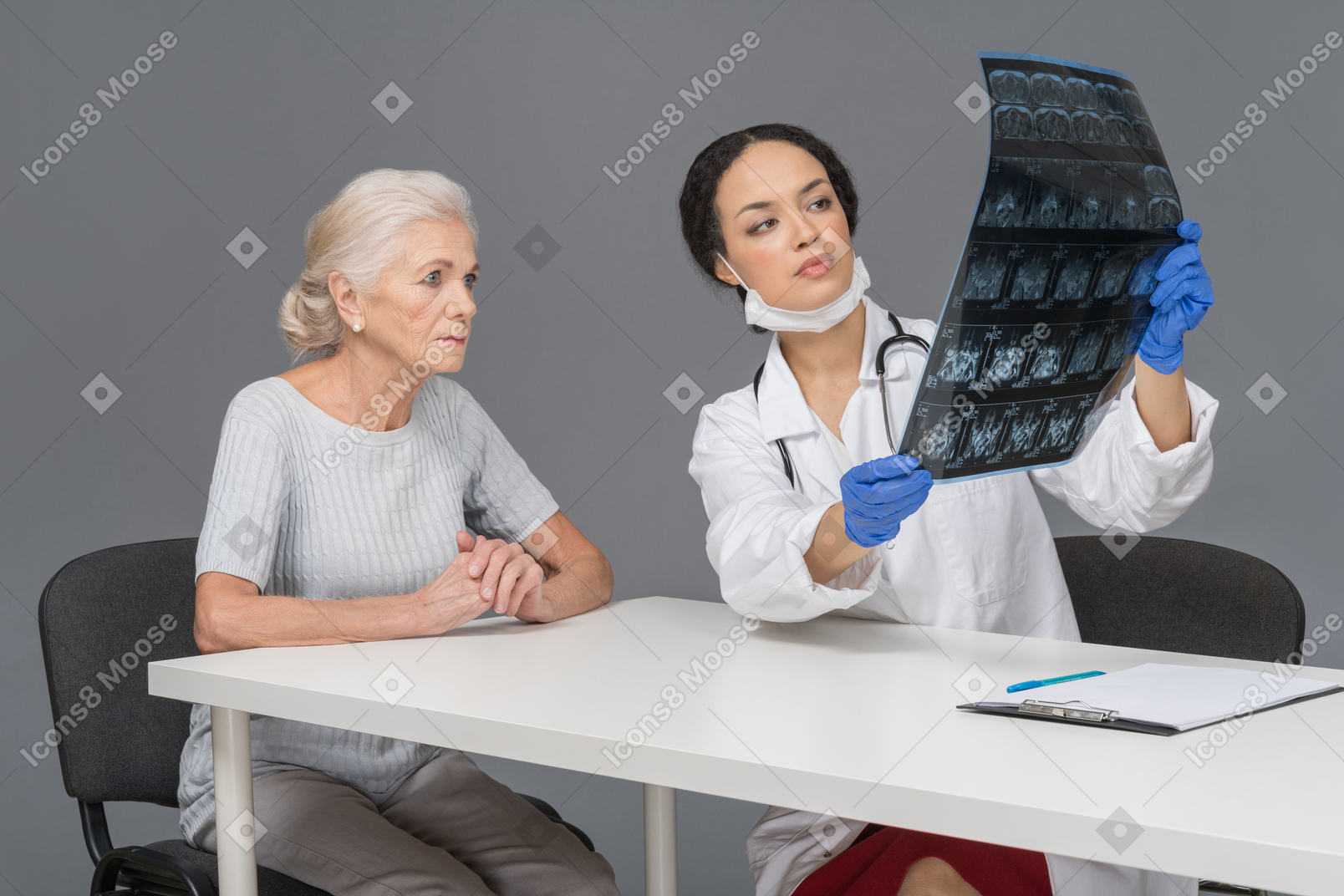 테스트 결과에 대해 의사와 상담하는 노인 여성