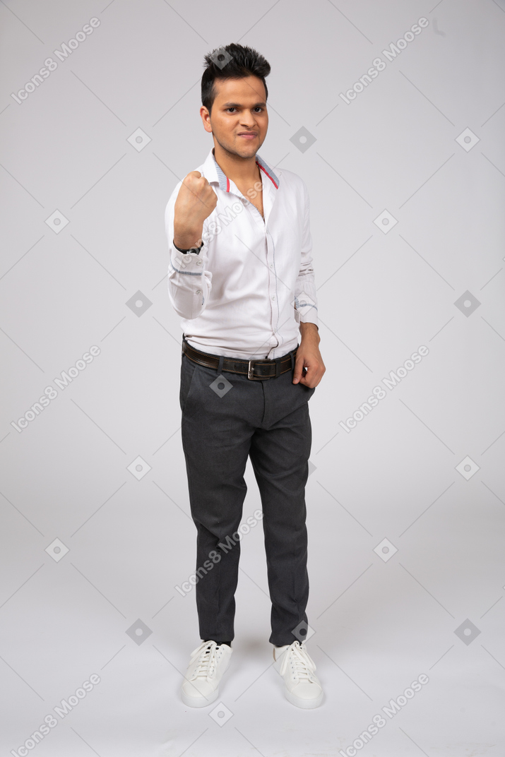 Hombre con camisa blanca de pie