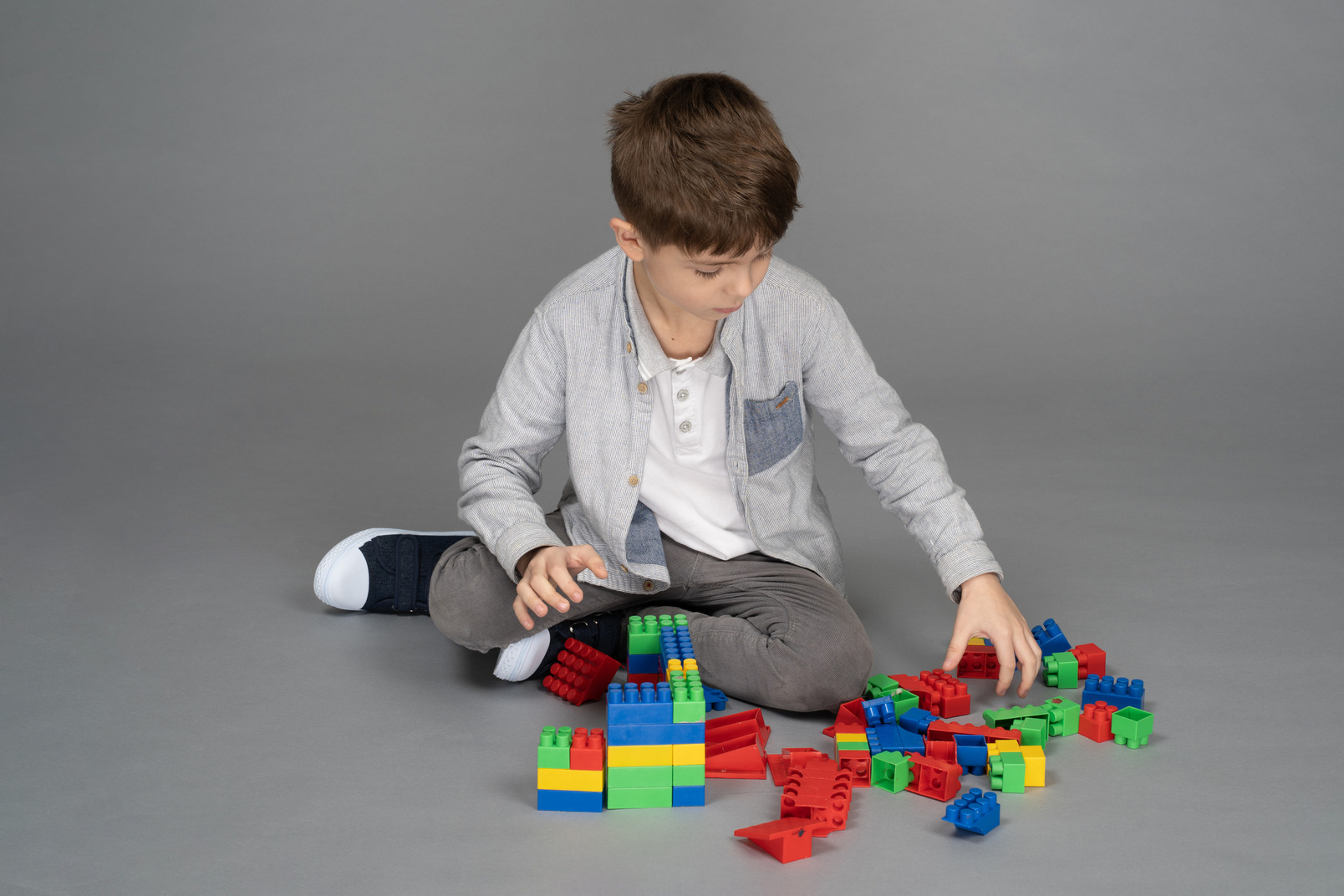 Un ragazzino che gioca a lego