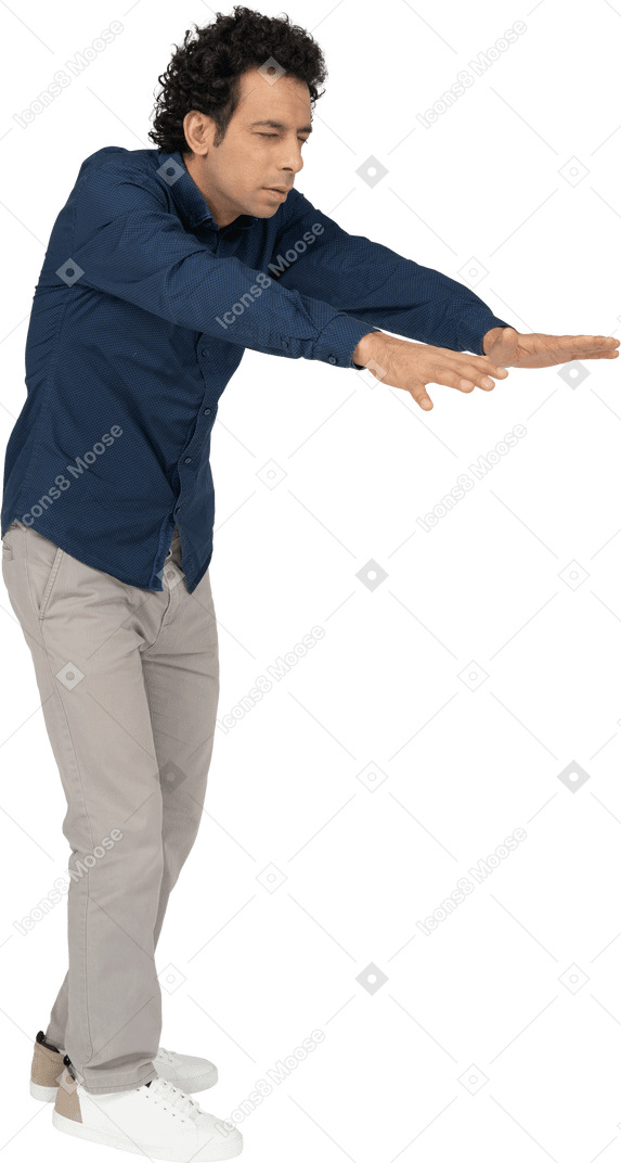 Vue latérale d'un homme en vêtements décontractés se penchant avec les bras tendus