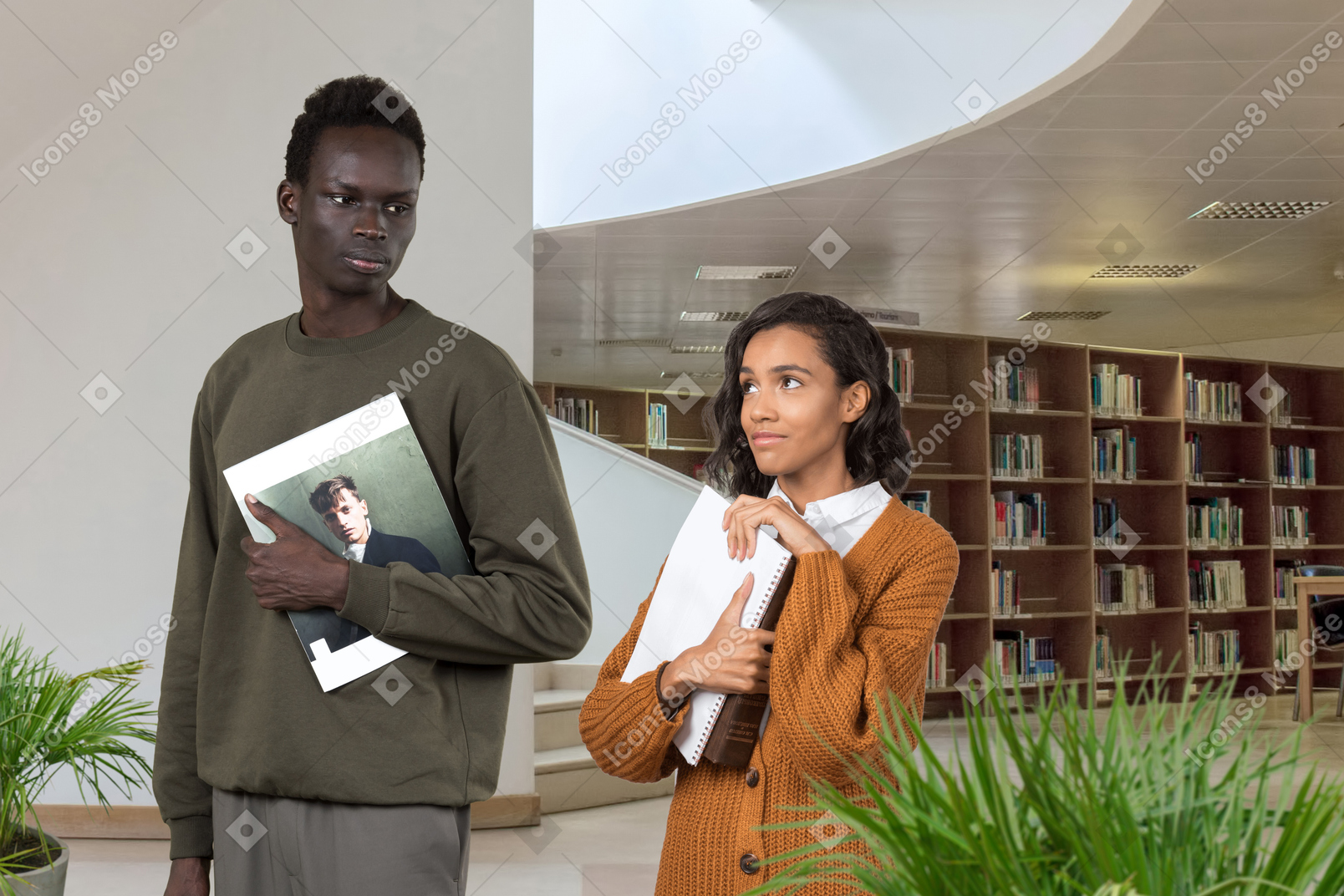 Una mujer negra modestamente vestida con libros en sus manos, mira amorosamente al hombre negro serio en la biblioteca, quien no nota su mirada