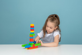 Uma menina brincando com blocos de construção