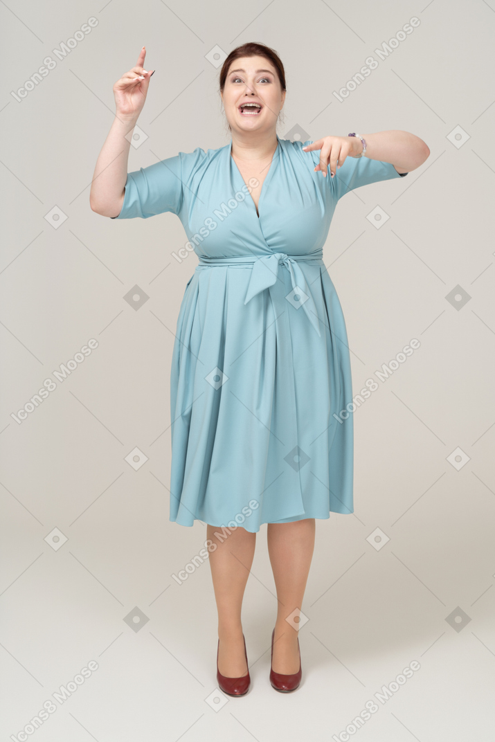 Vista frontal, de, un, mujer feliz, en, vestido azul, bailando