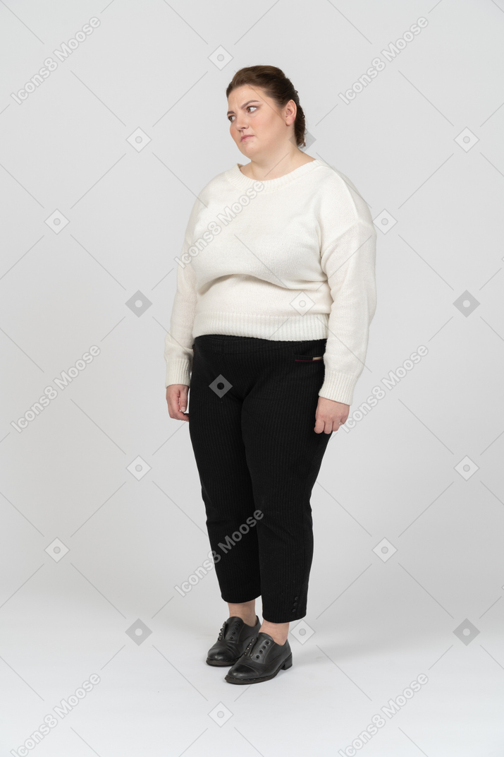 Verärgerte plus size frau im weißen pullover