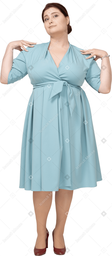 一个身着蓝色连衣裙、双手搭在肩膀上的女人的前视图
