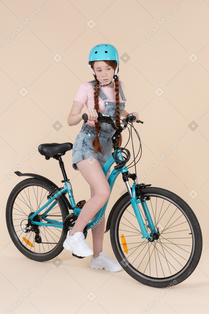 헬멧을 쓰고 안전 자전거 여행을 시작합시다