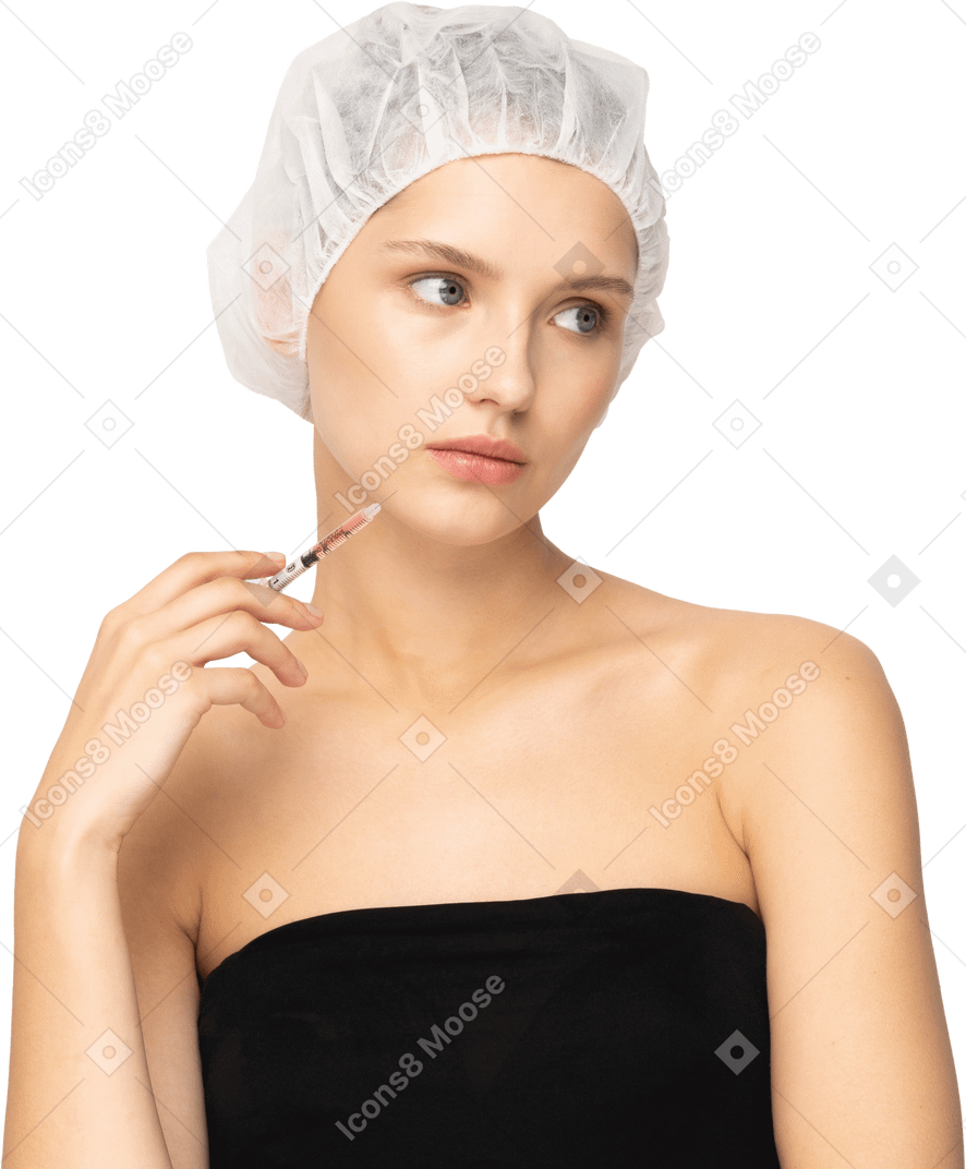 Giovane donna con una siringa vicino al viso