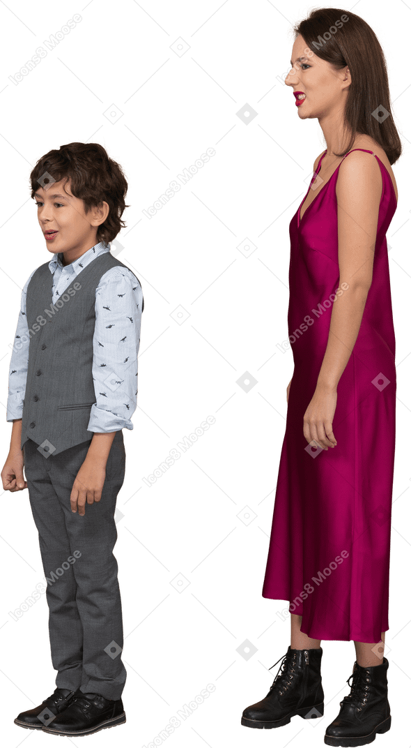 Отвращение женщина в красном платье и мальчик, стоящий в профиль