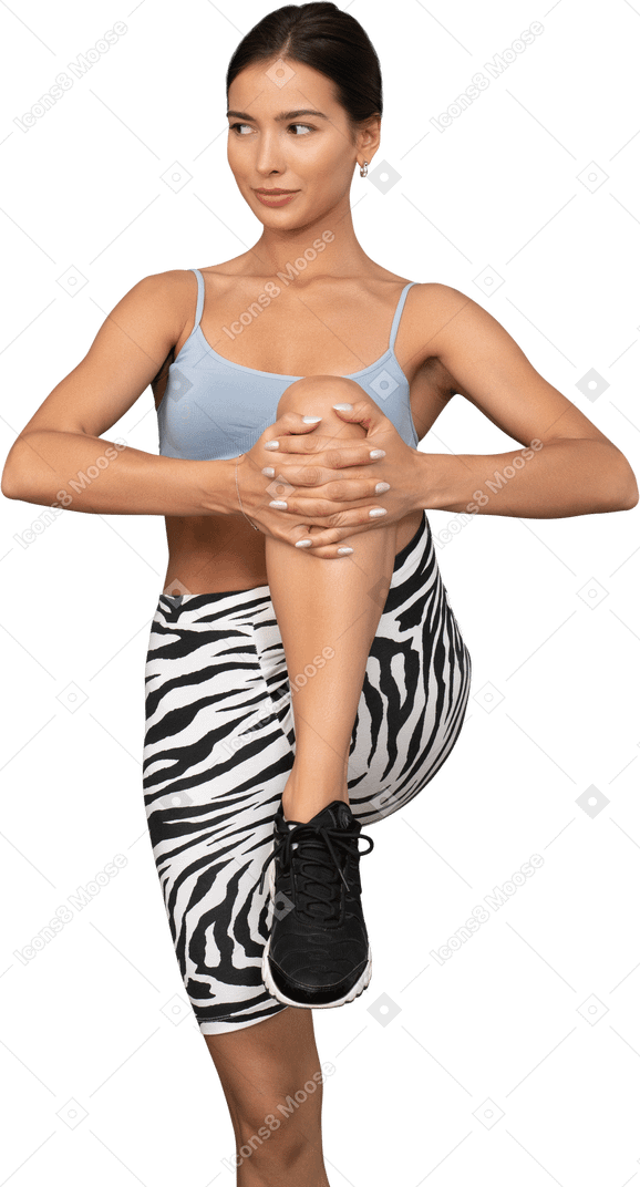 Foto frontale di un atleta femminile che preme il ginocchio al petto