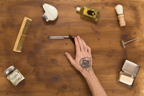 Holding sharp straight razor