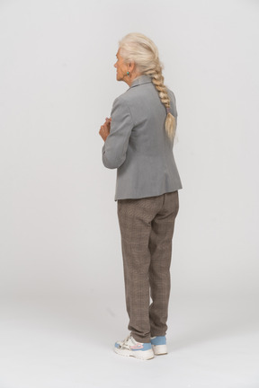 スーツポーズの老婦人の背面図