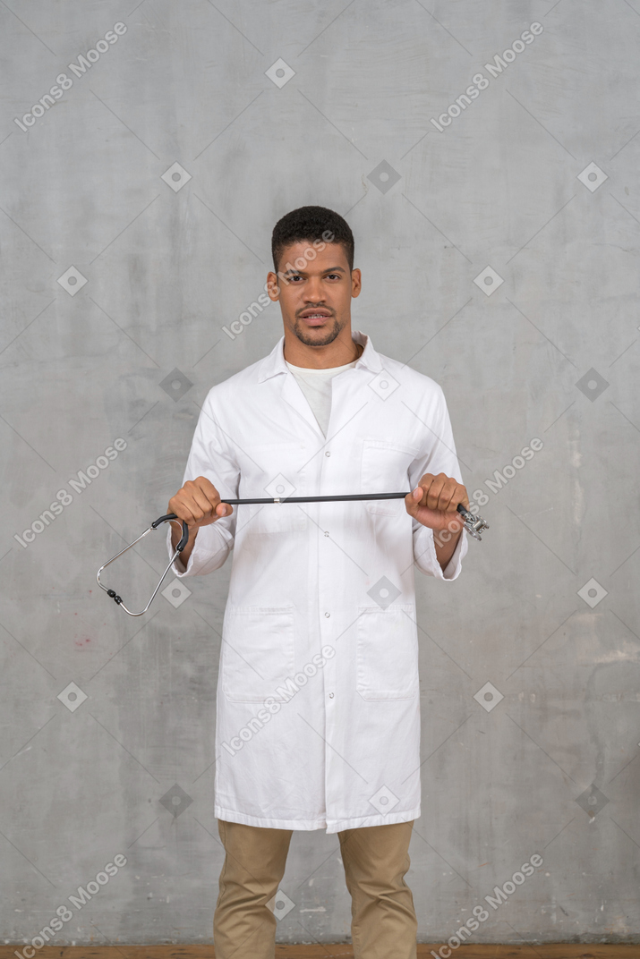 Médico masculino segurando um estetoscópio