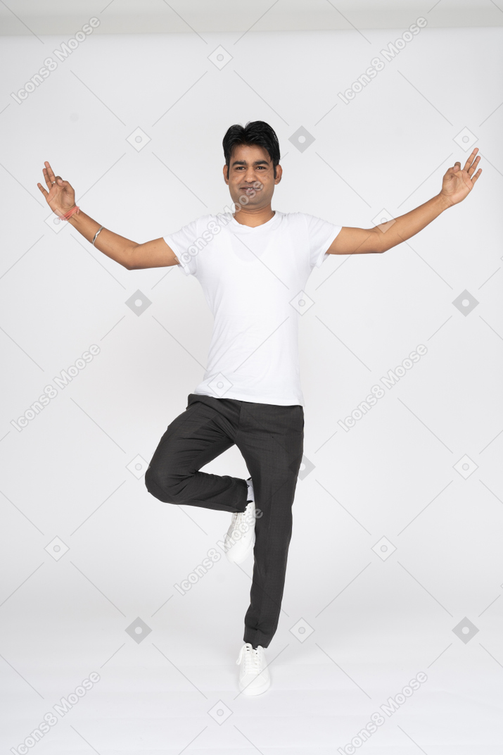 Homem de camiseta branca fazendo ioga