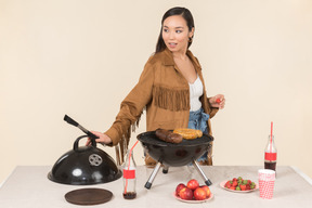 Joven mujer asiática haciendo barbacoa