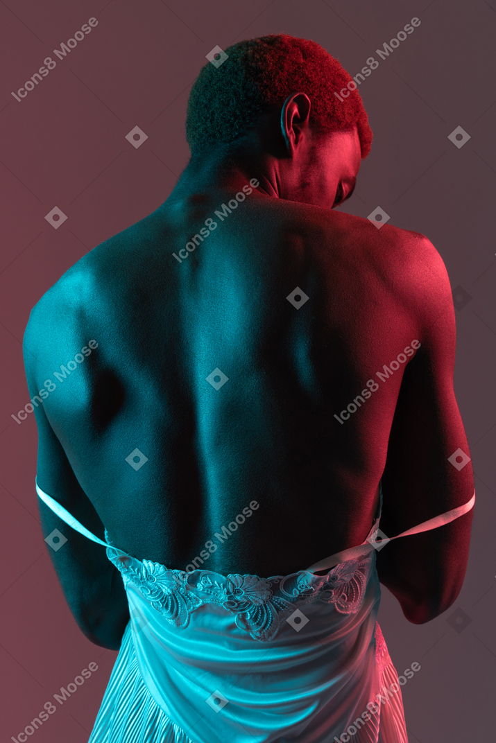 若い黒人男性の背面図