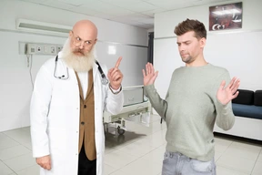 Doctor regañando al paciente