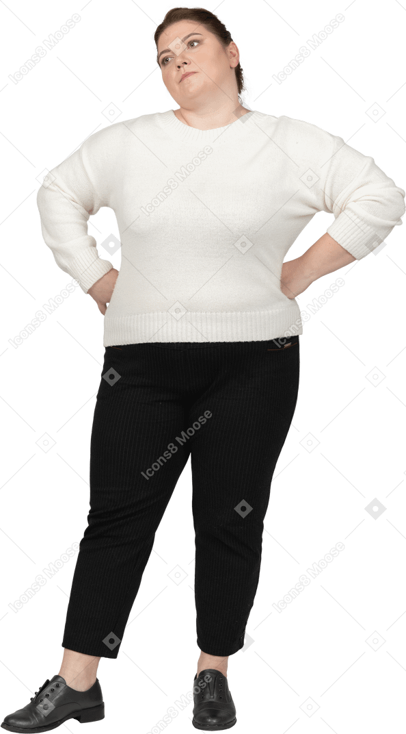 Femme grassouillette en colère dans des vêtements décontractés debout avec les mains sur les hanches